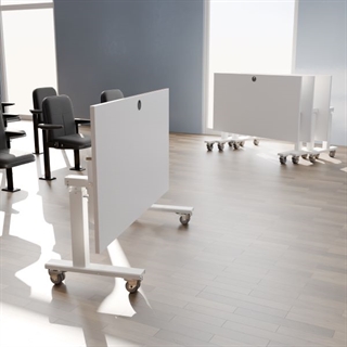 Miljøbillede med Klapbord med hjul og hæve/sænkefunktion i hvid fra Conset.