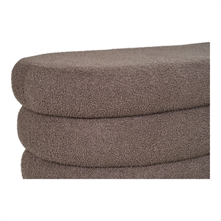 Nærbillede af Darford bænk med opbevaring i brunt teddy fra House Nordic. 