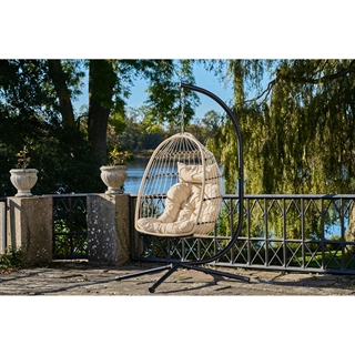 Miljøbillede med Patras beige hængestol på sort stålstativ fra House Nordic.