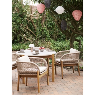 Miljøbillede med Terracina spisebord Ø120 i hvid terrazzo og akacie stel fra House Nordic.