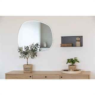 Miljøbillede med væghylde/reol med 2 hylder i sort stål fra House Nordic.