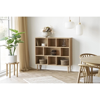 Miljøbillede med Oshawa bogreol med 9 rum i eg fra House Nordic.