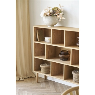 Miljøbillede med Oshawa bogreol med 9 rum i eg fra House Nordic.