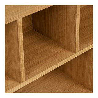 Detalje af Oshawa bogreol med 9 rum i eg fra House Nordic.