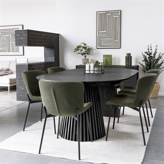 Miljøbillede med Osaka spisebord med 2 tillægsplader i sort egefiner fra House Nordic.