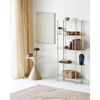 Miljøbillede med Annecy sofa-/hjørnebord Ø50 med sandfarvet keramisk bordplade fra House Nordic.
