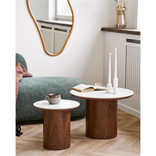 Mijløbillede med Noli sofabord og hjørnebord i brun askefiner med hvid keramisk bordplade fra House Nordic.