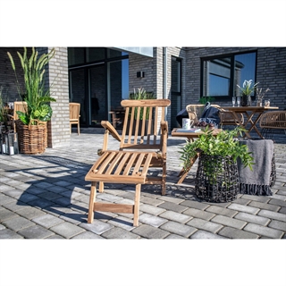 Miljøbillede med Arrecife dækstol i teak fra House Nordic.