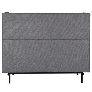 Akustiksofa i lysegrå set bagfra.