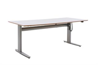 Conset hæve sænke bord med sølvgråt stel og plade i lysegrå laminat.