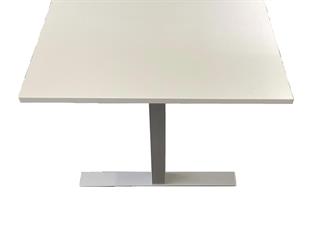 Fumac hæve sænkebordet i hvid med sølvgråt stel set fra enden af.