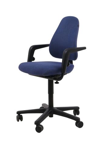 Savo kontorstol med armlæn  i blå violet set forfra i en skrå vinkel.