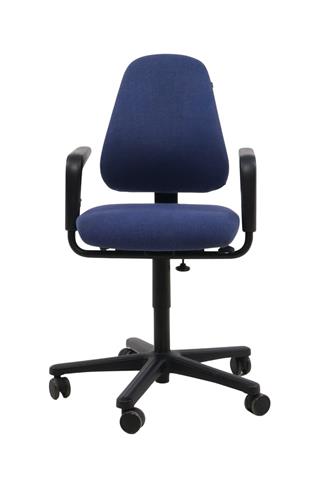 Savo kontorstol med armlæn  i blå violet set forfra.