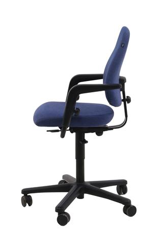Savo kontorstol med armlæn  i blå violet set fra siden af.
