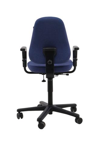 Savo kontorstol med armlæn  i blå violet set bagfra.
