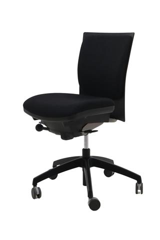 Efg kontorstol med sort stof set forfra i en skrå vinkel.