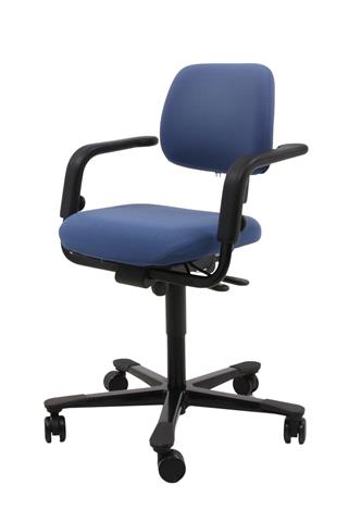 Håg kontorstol, model Credo med blå gråt stof og armlæn, set forfra i en skrå vinkel.