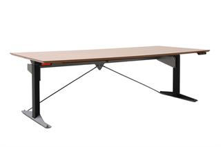 Okin hæve sænke bord med sølvgråt/sort stel og plade i ege finer set forfra i en skrå vinkel.