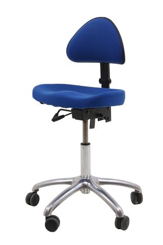 ErgoTec kontorstol i blå set forfra i en skrå vinkel.