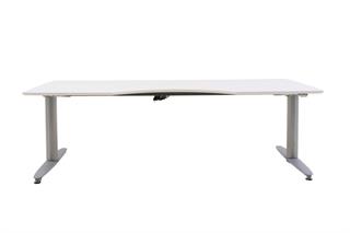 Kinnarps hæve sænkebord i hvid laminat, set forfra i en skrå vinkel.Kinnarps hæve sænkebord i hvid laminat, set forfra.