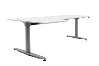 Kinnarps hæve sænkebord i hvid laminat, set forfra i en skrå vinkel.