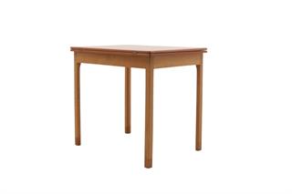 SKM spille og klapbord i teak set forfra i en skrå vinkel.