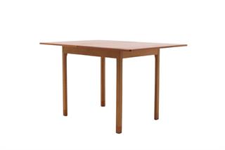 SKM spille og klapbord i teak set forfra i en skrå vinkel.