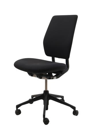 I vores kategori af kontorstole finder du her denne flotte kontorstol fra Vitra set forfra i en skrå vinkel.