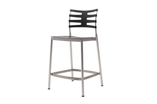 Fritz Hansen ICE barstol med satin mat aluminiumsstel og sort sæde set forfra i en skrå vinkel.