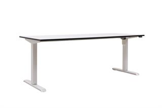 Conset/Fumac hæve sænkebord i hvid laminat set forfra i en skrå vinkel.