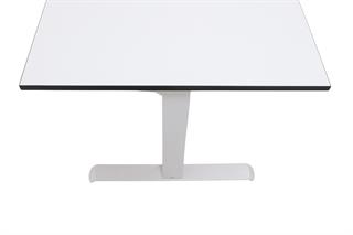 Conset/Fumac hæve sænkebord i hvid laminat set fra enden af.