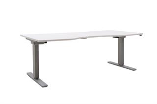 Fumac/Martela hæve sænke bord i hvid laminat set forfra i en skrå vinkel.
