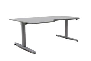 Kinnarps hæve sænkebord i grå linoleum, set forfra i en skrå vinkel.