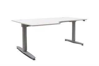 Kinnarps hæve sænkebord i hvid laminat, set forfra i en skrå vinkel.