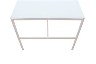 Hvidt bord i glas med hvidt stel set fra enden af.