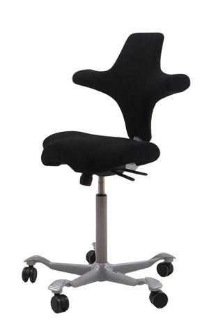 Håg Capisco 8106 kontorstol i sort med sølvgråt fodkryds set forfra i en skrå vinkel.