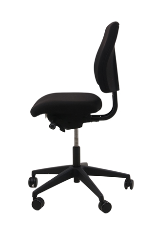 Interstuhl 16G2 kontorstol set fra siden af.