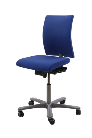 Håg kontorstole i koboltblå set forfra i en skrå vinkel.