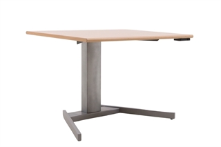 Enkelt søjlet hæve sænkebord 80x100 cm i bøg med sølvgråt stel set forfra i en skrå vinkel.