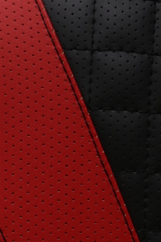 Rødt og sort eco læder set tæt på.