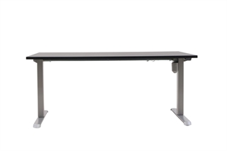 Nærbillede af hæve sænkebordetConset hæve sænke bord i sort set forfra i en skrå vinkel.