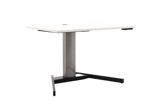 Enkelt søjlet hæve sænkebord 80x100 cm i hvid med sølvgråt stel set forfra i en skrå vinkel.