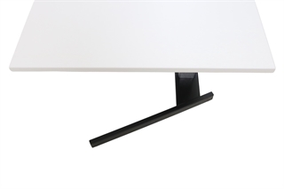 Enkelt søjlet hæve sænkebord 80x100 cm i hvid med sølvgråt stel set fra enden af.
