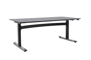 Linak hæve sænke bord i gråblå linoleum med sort stel set forfra i en skrå vinkel.