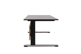 Linak hæve sænke bord i sort/bøg med sort stel set fra siden af.