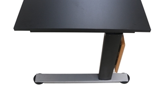 Linak hæve sænke bord i sort/bøg med sort stel set fra enden af.