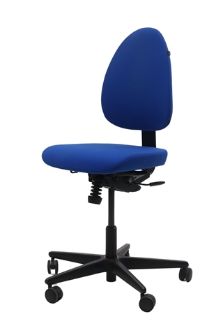 Savo kontorstol i blå set forfra i en skrå vinkel.