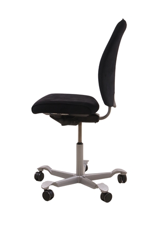 Håg H05 5600 kontorstol i sort set fra siden af.