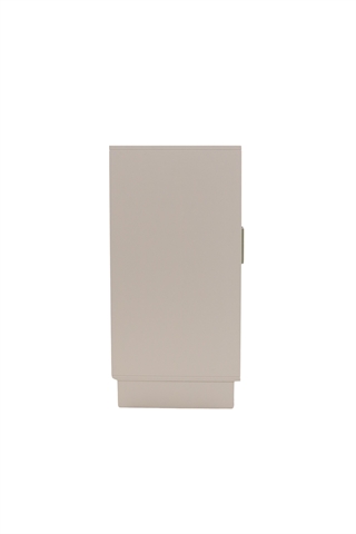 Cube Design skab med 2x2 rum i  hvid/lime set fra siden af,
