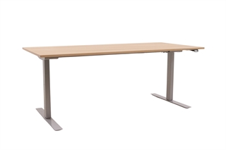 Hæve sænkebord med ege laminat bordplade set forfra i en skrå vinkel.